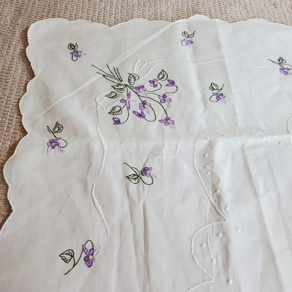 vtg cotton square tablecloth 32x33‎ Scalloped Rim Hand Floral Embroidery